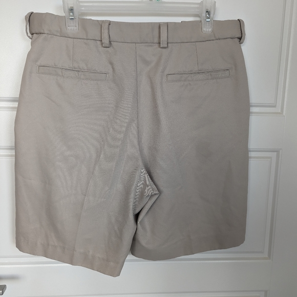 Izod Golf Shorts with an adjustable waist - Picture 5 of 8